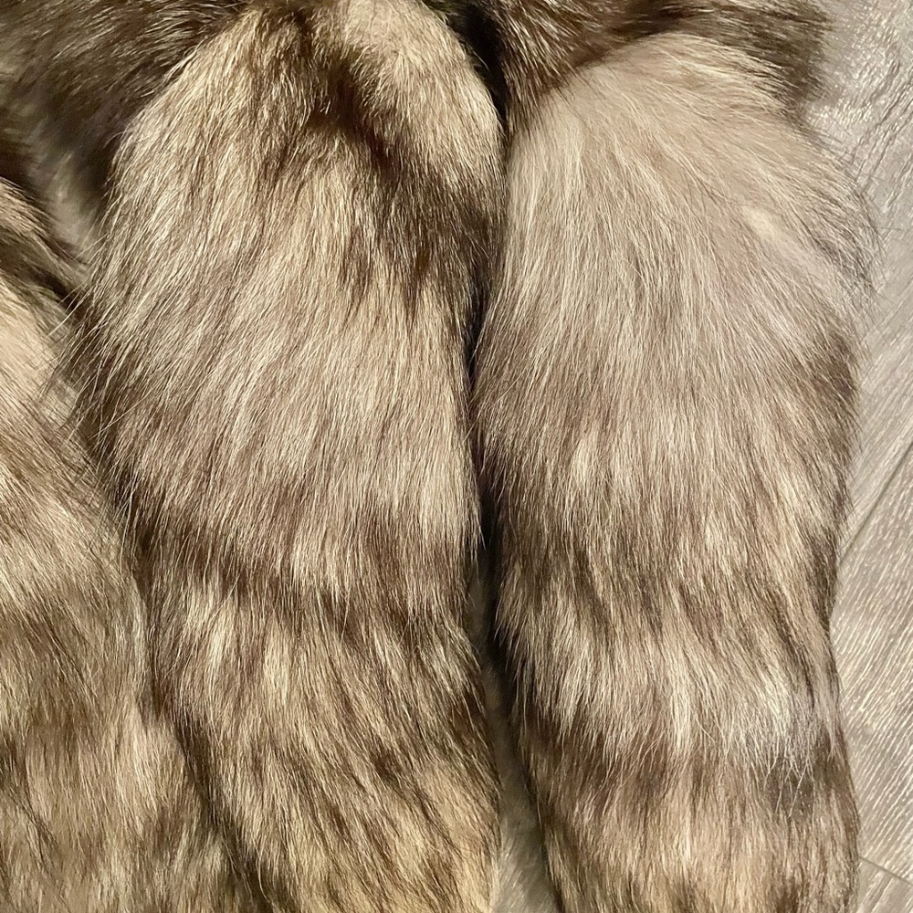 Bloomingdale’s Used Sliver real fox stole used . L-XL. With free Fendi scarf - Picture 7 of 15